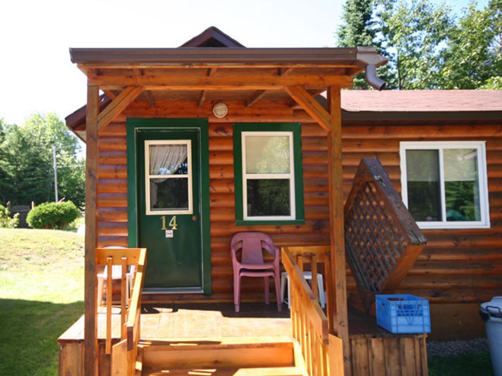 Spectacle Lake Lodge Bancroft Exterior foto